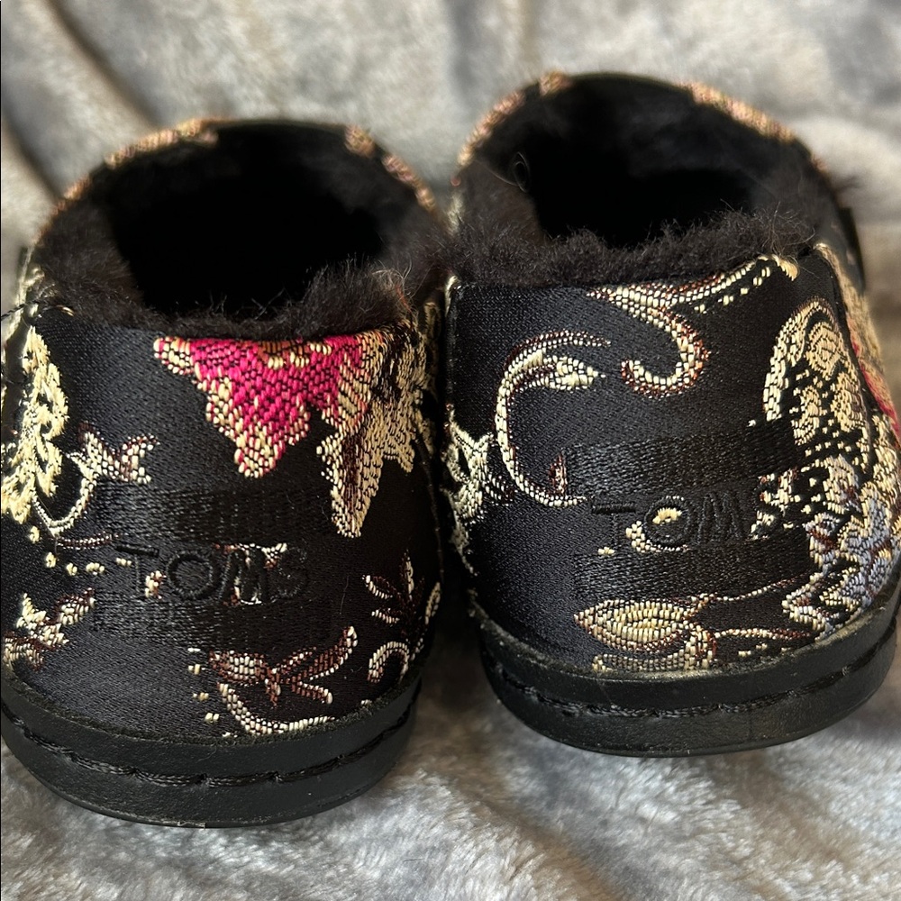 TOMS Women's Black and Gold Patterned Loafers with Faux Fur Lining size 5.5W - Picture 6 of 8